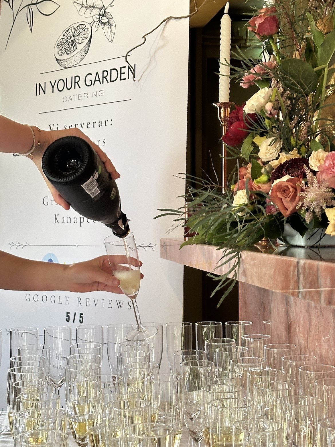 Champagne serveras till gäster på en utomhustillställning